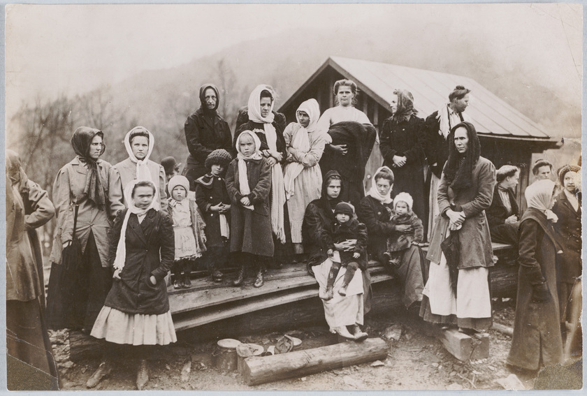 (Industry Families Waiting for News at the Marianna, Pennsylvania Mine