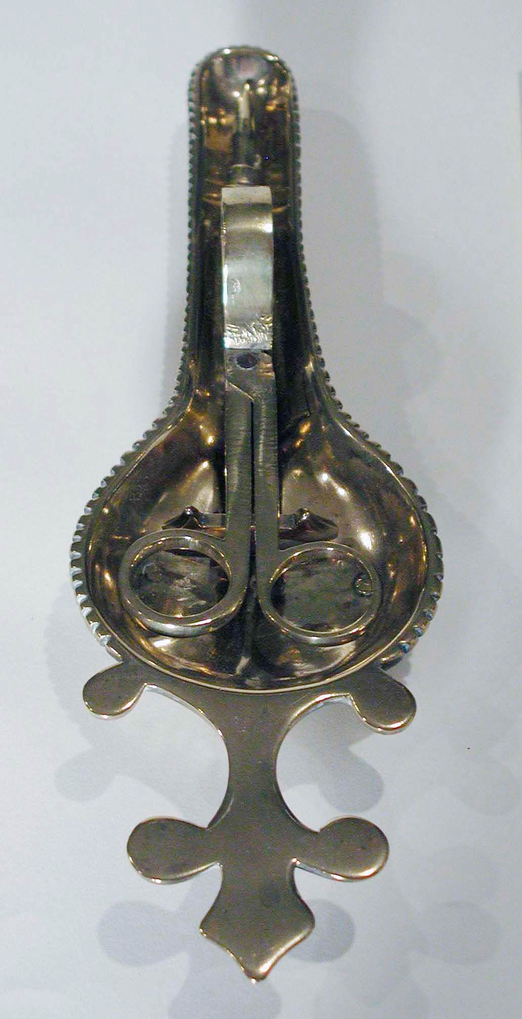 Snuffer and tray CMOA Collection